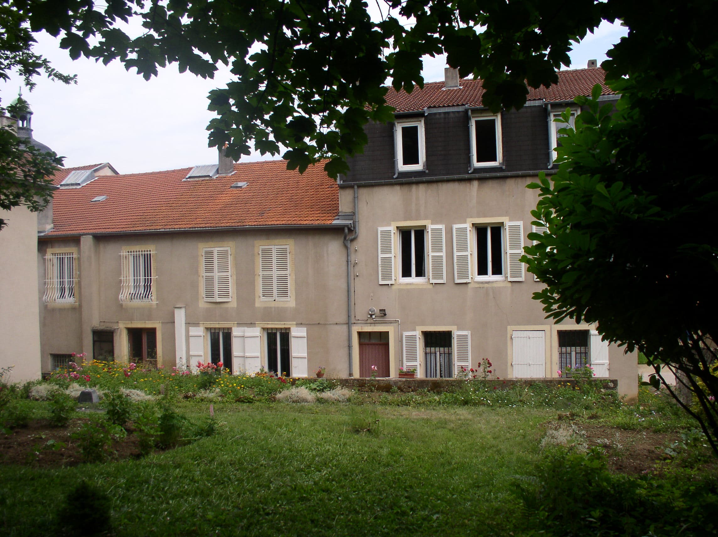La maison vue du jardin